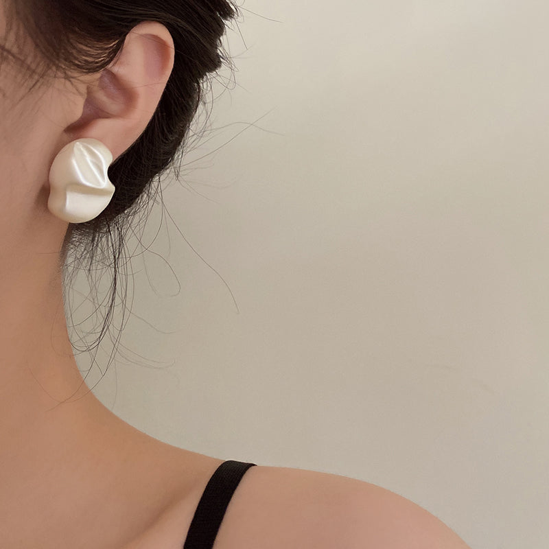 Artsy White Pearl Earring Girl